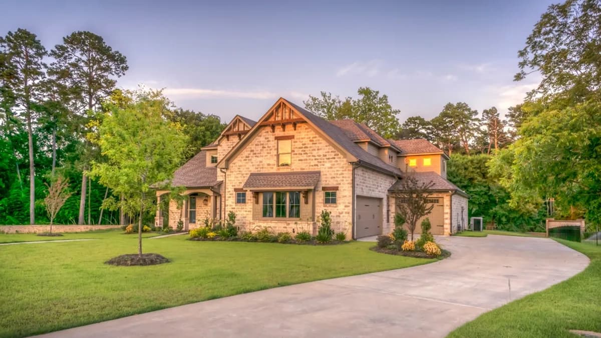 A brick guesthouse with a garden and driveway